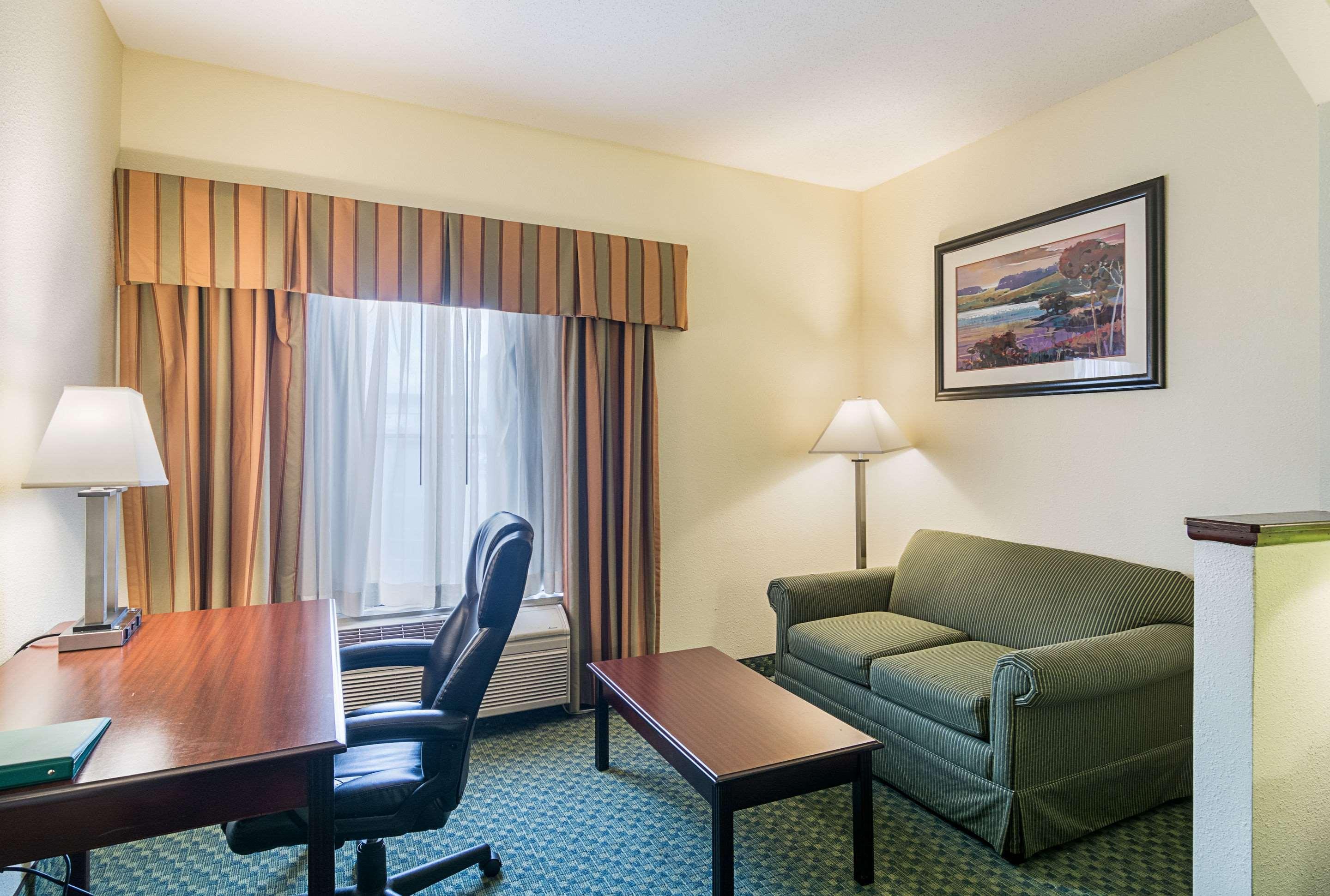 Hotel Quality & Near I-80 And I-294 3*