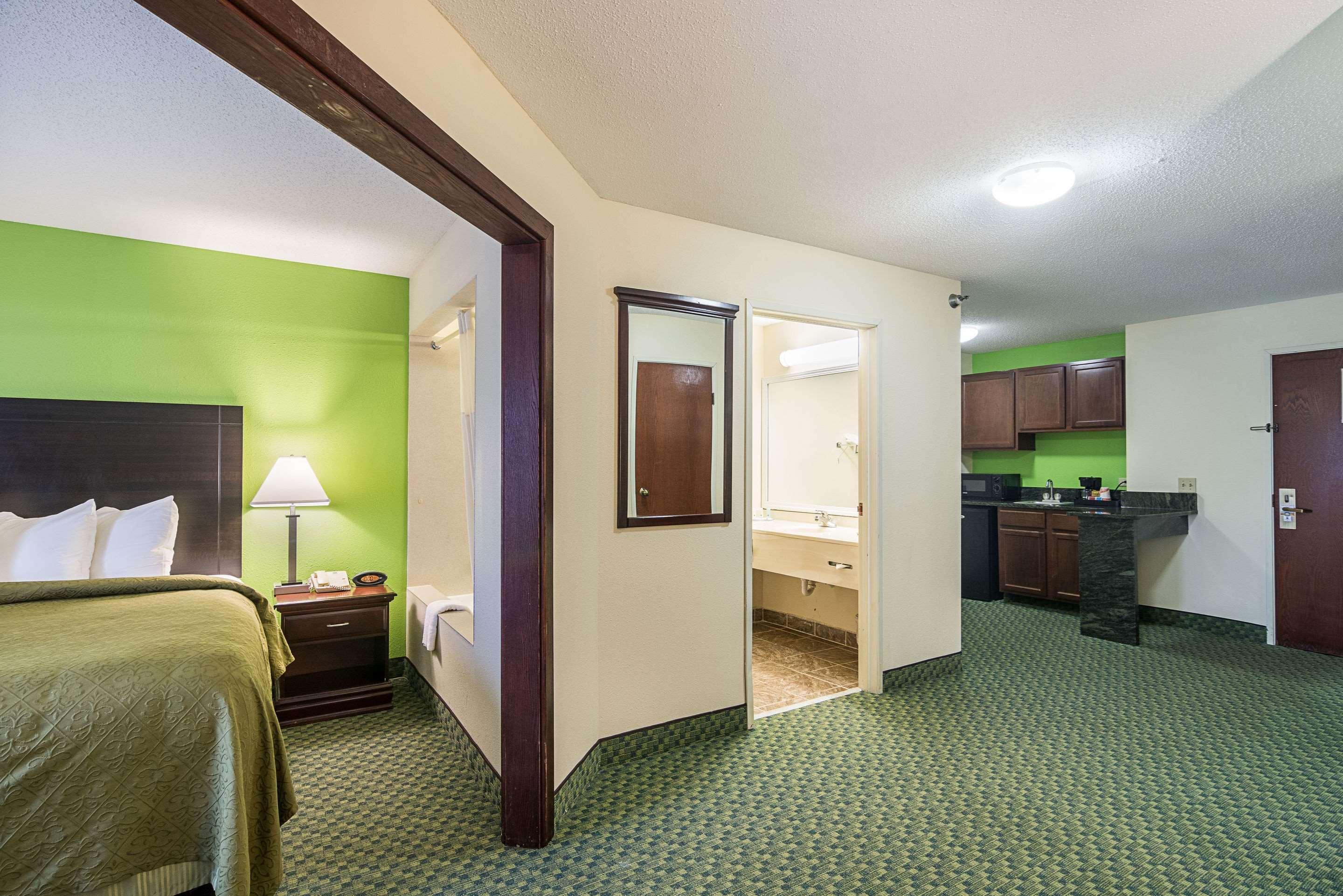 Hotel Quality & Near I-80 And I-294 Harvey