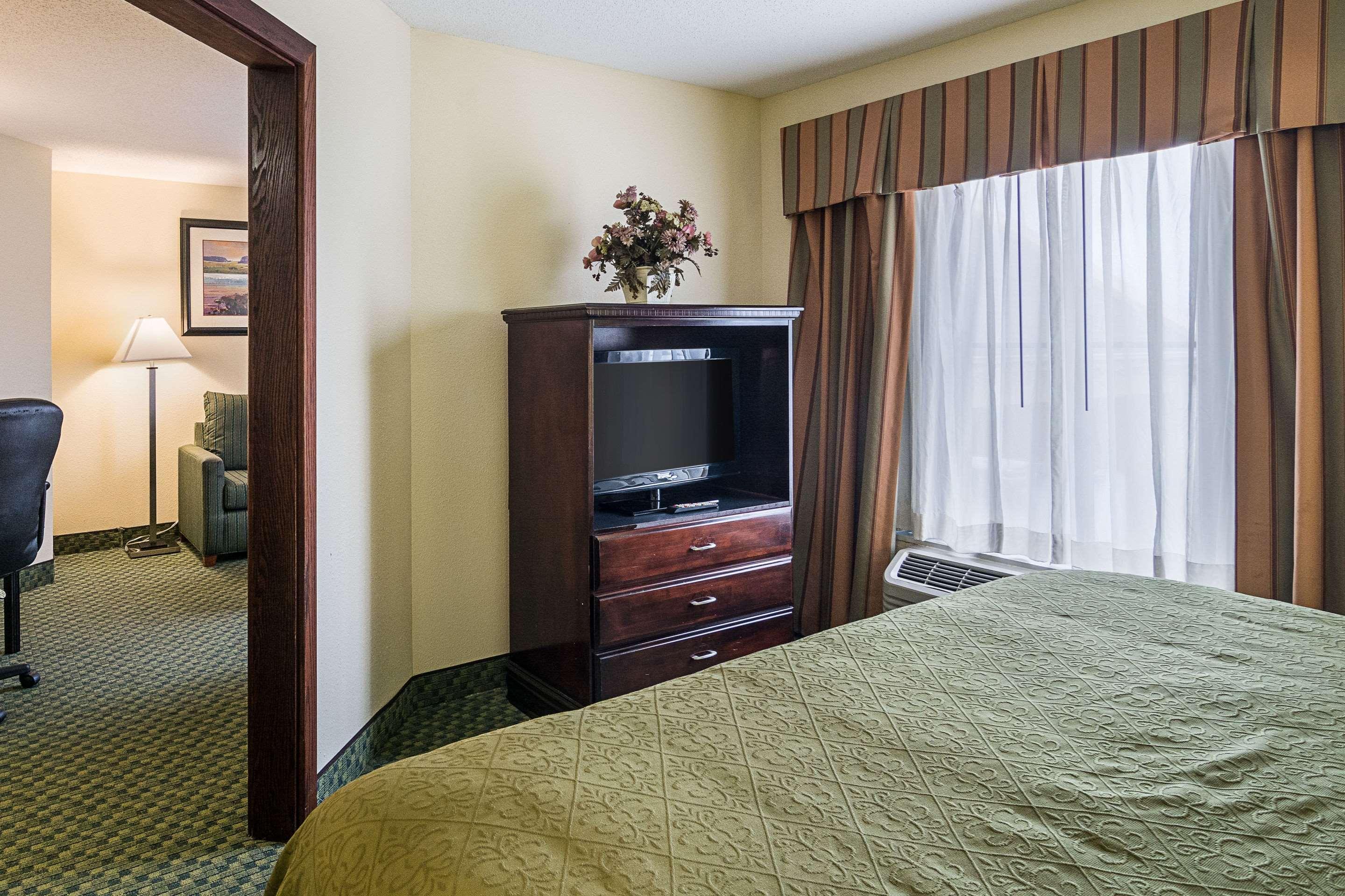 Hotel Quality & Near I-80 And I-294 3*